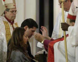 Image of Alberto Cutie and fiancee renouncing their full communion with the Catholic Church by being received into the Episcopal Church.