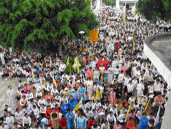 Image of The news of the attacks to the two priests and other faithful of Dong Hoi has sparked a fresh protest. In Ho Chi Minh City, yesterday evening, more than 2 thousand Catholics attended a prayer vigil at the Redemptorist monastery, asking the Vietnamese government to immediately stop the persecution of the Church. 