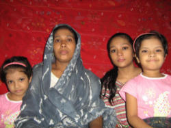 Image of Khainur Islam and her daughters.