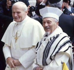 Image of (Servant of God john Paul II and the Rabbi of Rome in 1986) The wish expressed by the head of Rome's Jewish community was that the meeting could take place on the twentieth anniversary of the 'longest journey' that John Paul II made on April 13, 1986, when he went to the same temple.