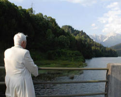 Image of In his improvised address, the Pope mentioned when the seminary of Freising reopened its doors to the group of aspirants to the priesthood.