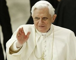 Image of Benedict XVI also spoke of the role of priests, through whom Jesus continues to work.