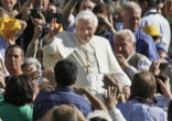 Image of Pope greeting pilgrims in General Audience