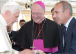 Image of Matt Lauer introduced to Pope Benedict XVI by Archbishop Timothy Dolan