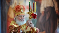 Image of Patriarch Kirill extending an Easter blessing