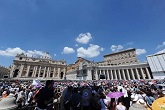Image of Crowd gathered for the Sunday Angelus message