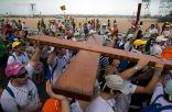Image of Faithful and enthusiastic, the world's youth are already crowding the Copacabana where Francis will say Mass.