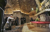 Image of Pope prays at the tomb of the Little Poor Man, Francis of Assis