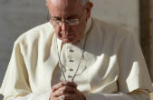 Image of Pope Francis calls us to pray for victims of the Islamic State.