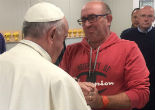 Image of Pope Francis prayed wtih a pastor who lost his wife and two children (@GregBurkeRome/Twitter).
