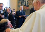 Image of Stephen Hawking met Pope Francis (AFP).