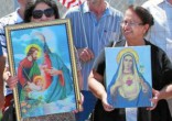 Image of Iraqi Christians in America pray to reunite with loved ones by Christmas.