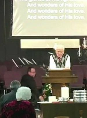 The pastor handled the hilarious situation with straight face (Bromeatheus Bobalatte/YouTube).