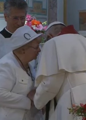 Pope Francis comforted Roselyne Hamel (CTV).