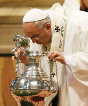 Pope Francis celebrates Chrism Mass in St. Peters Basilica April 13 2017 (Daniel IbaÃÂ±ez/CNA).
