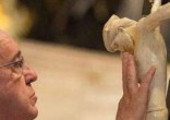 Image of Pope Francis venerates the cross on Good Friday 2015 (L'Osservatore Romano).