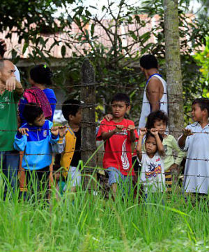 Hundreds of people sought shelter in a military camp during the militant raids. [Photo by: Reuters]