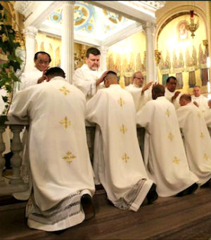 A Canadian cardinal's message for priests has people applauding.