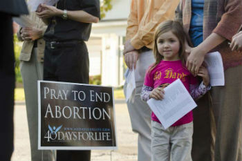 People praying at abortion clinic