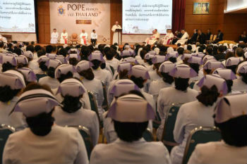 Pope Francis visits Thai hospital