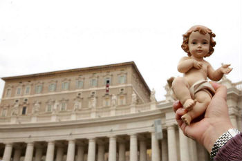 Image of Pope Francis gives the Angelus address