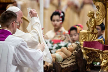 Image of Pope Francis uncovers the Child Jesus Dec 24 2019