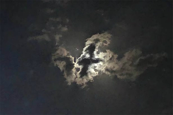 Image of Is this a miraculous sign in the sky above heaven? 