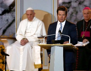 Image of Mark Wahlberg giving a speech during Pope Francis' 2015 visit to the United States. 