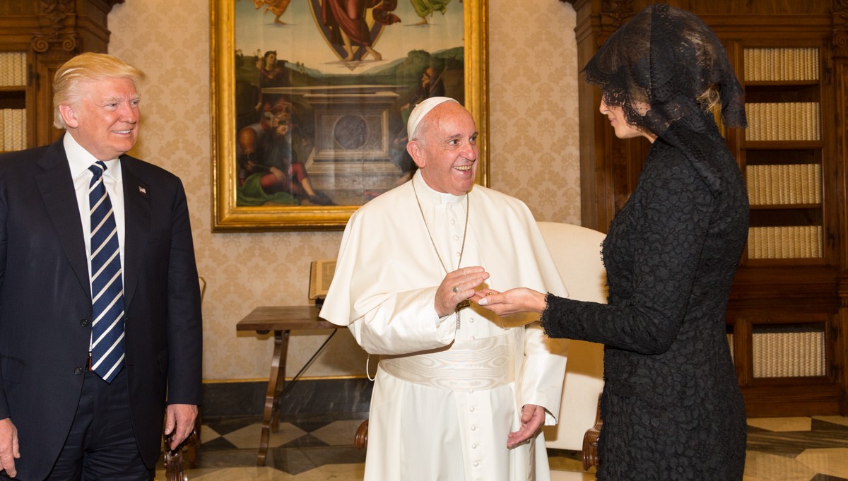 Image of Donald Trump and his wife Melania in the presence of Pope Francis on May 24, 2017 in Vatican City. (Wikimedia Commons)