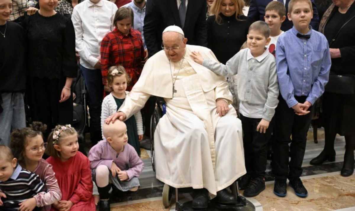 Image of Pope Francis called young cancer patients 