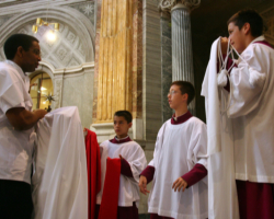 Image of VATICAN ALTAR BOYS ASSIST PRIEST BEFORE EARLY MORNING MASS - Vatican altar boys assist a priest before the celebration of the first morning Mass in St. Peter's Basilica Aug. 8. (CNS/Catholic Press Photo)