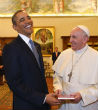 Image of Pope Francis exchanges gifts with President Obama.