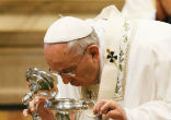 Image of Pope Francis celebrates Chrism Mass in St. Peters Basilica April 13 2017 (Daniel IbaÃ±ez/CNA).